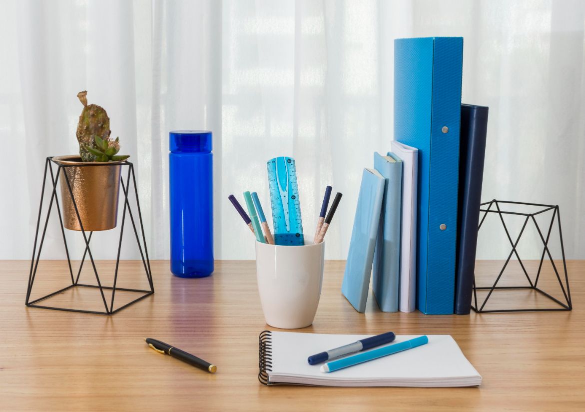 arrangement with notebook desk 1